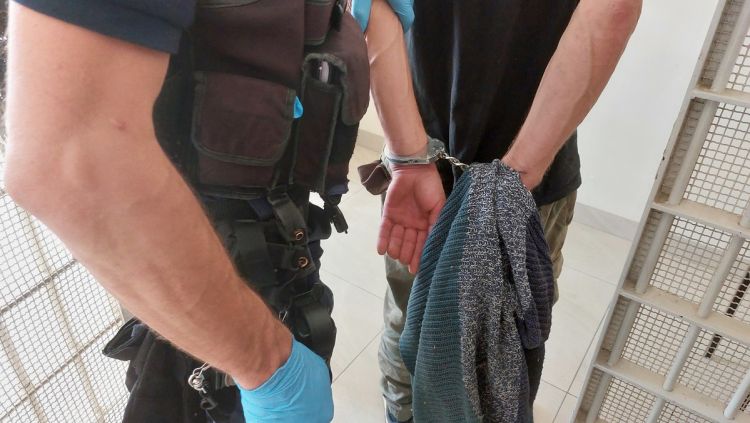 Próbował włamać się do budynku. Przyłapany na gorącym uczynku groził bronią 1 - Polskie Radio Rzeszów Próbował włamać się do budynku. Przyłapany na gorącym uczynku groził bronią