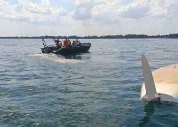 Wiatr przewrócił żaglówkę na Jeziorze Tarnobrzeskim