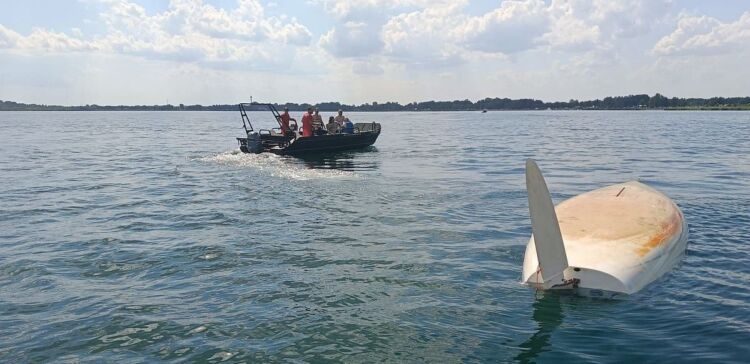 Wiatr przewrócił żaglówkę na Jeziorze Tarnobrzeskim 1 - Polskie Radio Rzeszów Wiatr przewrócił żaglówkę na Jeziorze Tarnobrzeskim