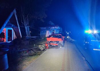 Młody kierowca zakończył brawurową jazdę na&nbsp;latarni