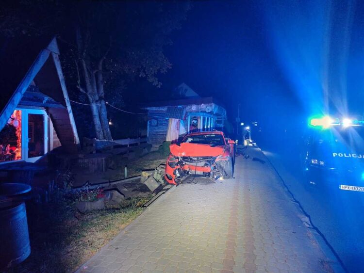 Młody kierowca zakończył brawurową jazdę na latarni