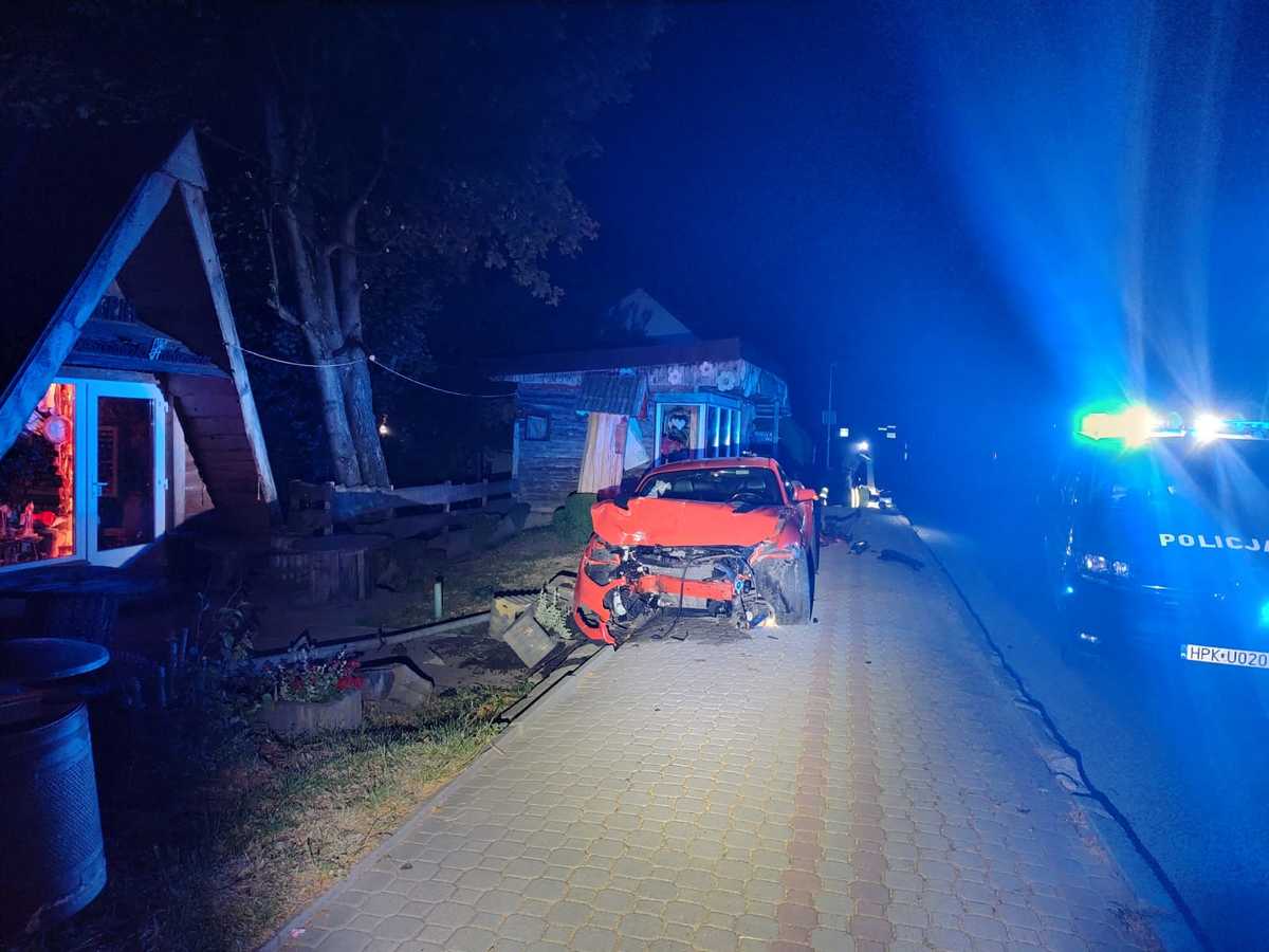 Młody kierowca zakończył brawurową jazdę na latarni