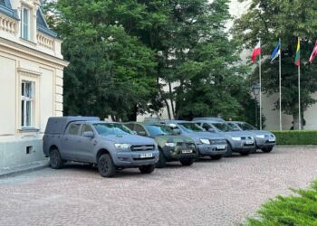 14 SUV-ów dla obrońców Ukrainy przywieźli do Lwowa wolontariusze z Wielkiej Brytanii