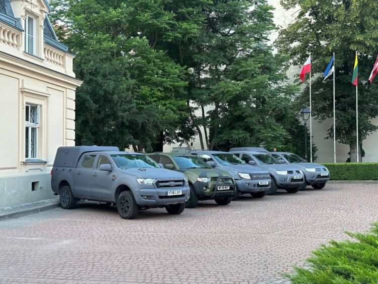 14 SUV-ów dla obrońców Ukrainy przywieźli do Lwowa wolontariusze z Wielkiej Brytanii