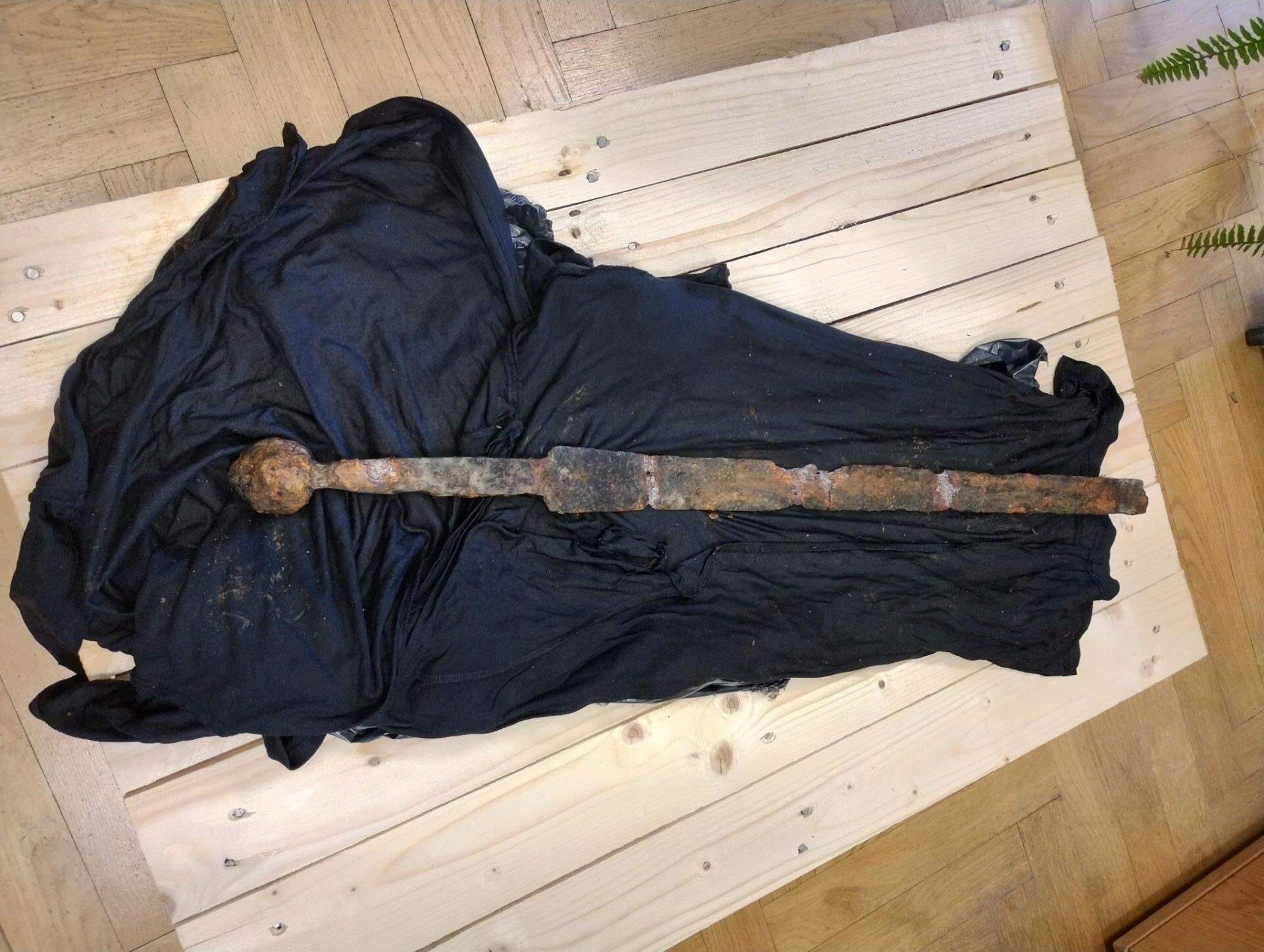 Średniowieczny miecz odkryty w Wiśle przez wędkarza 8 - Polskie Radio Rzeszów Średniowieczny miecz odkryty w Wiśle przez wędkarza