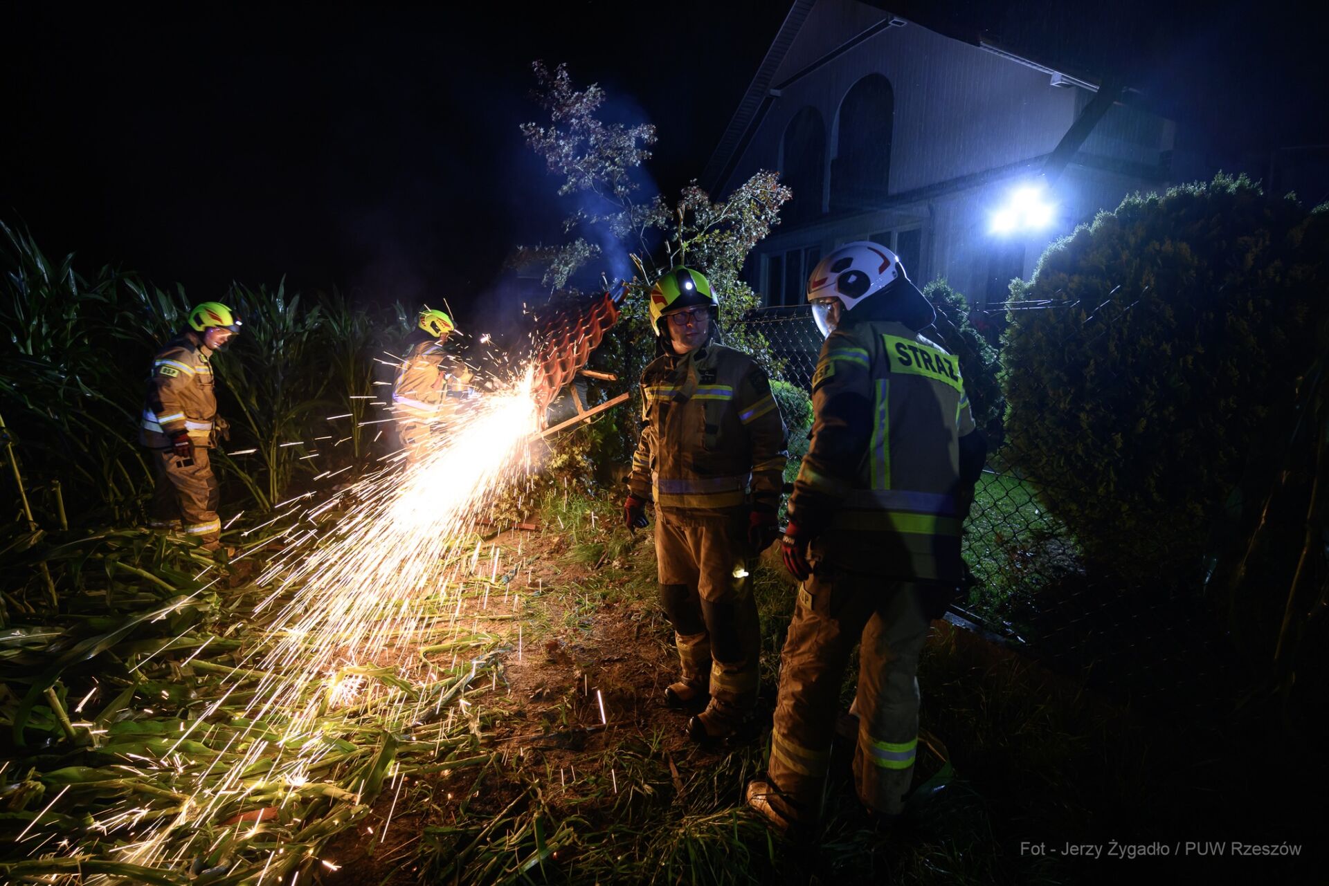 Podkarpacie po burzach. Cztery osoby z obrażeniami, blisko 200 uszkodzonych budynków, tysiące odbiorców bez prądu [ZDJĘCIA]