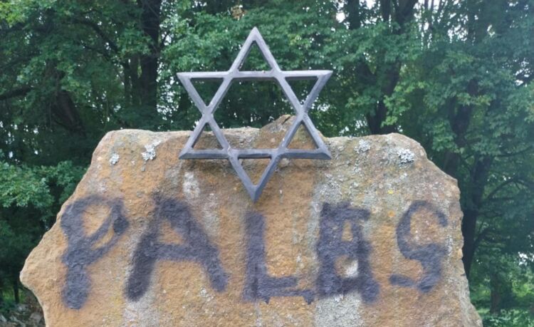 W Dukli zniszczono zabytkową synagogę i pomnik pamięci Żydów