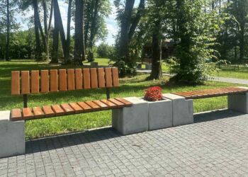 Wandalizm w Brzozowie. Zniszczone kwietniki i ławki w centrum miasta