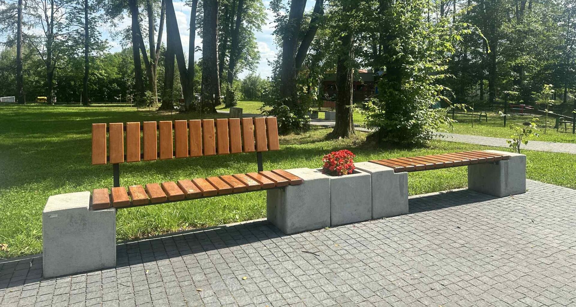 Wandalizm w Brzozowie. Zniszczone kwietniki i ławki w centrum miasta