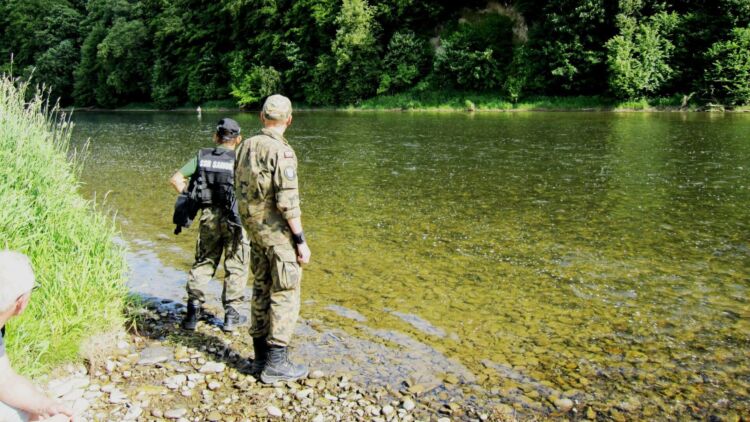 Społeczna Straż Rybacka w Sanoku sprawdza, czy wędkarze przestrzegają zasad połowów 1 - Polskie Radio Rzeszów Społeczna Straż Rybacka w Sanoku sprawdza, czy wędkarze przestrzegają zasad połowów