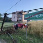 Samochód uderzył w drzewo, dwie osoby ranne [ZDJĘCIA] - Polskie Radio Rzeszów