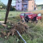 Samochód uderzył w drzewo, dwie osoby ranne [ZDJĘCIA] - Polskie Radio Rzeszów