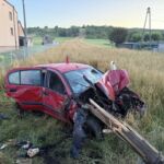 Samochód uderzył w drzewo, dwie osoby ranne [ZDJĘCIA] - Polskie Radio Rzeszów