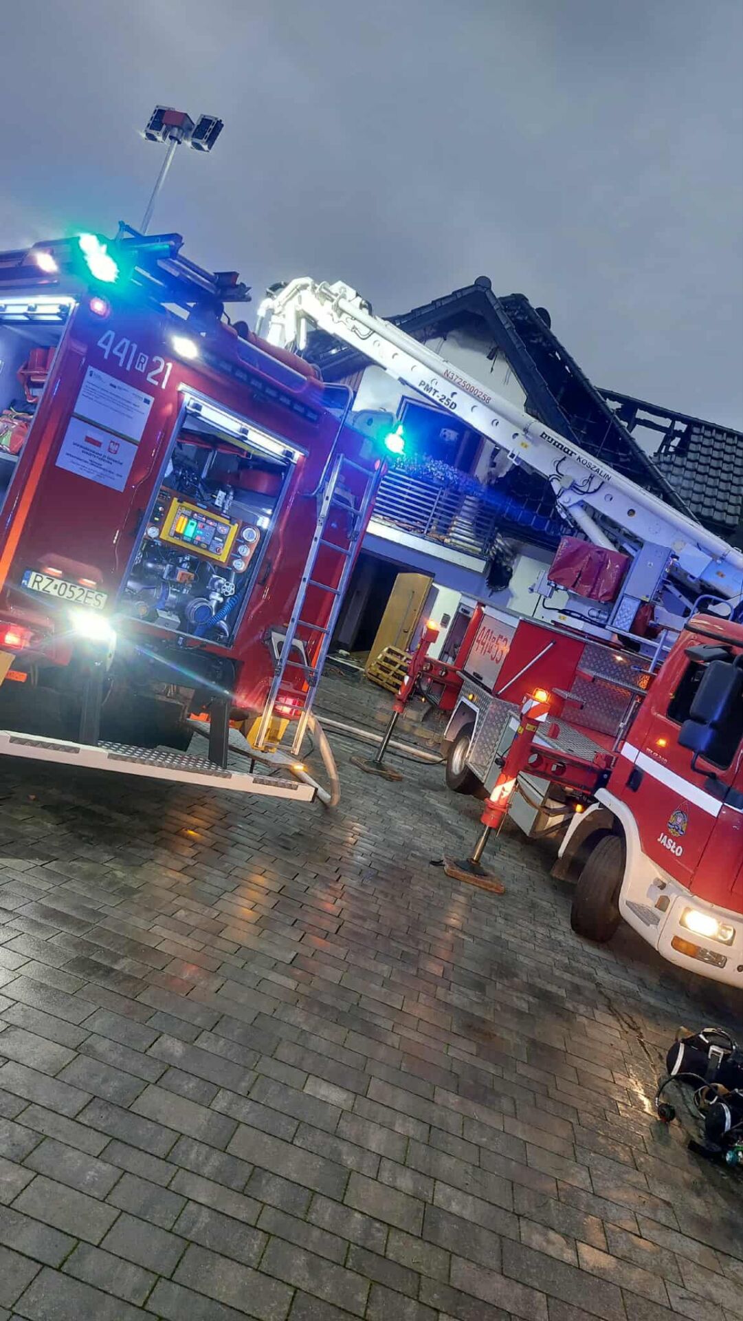 Pożar domu w Niegłowicach. Strażacy kilka godzin walczyli z ogniem - Polskie Radio Rzeszów