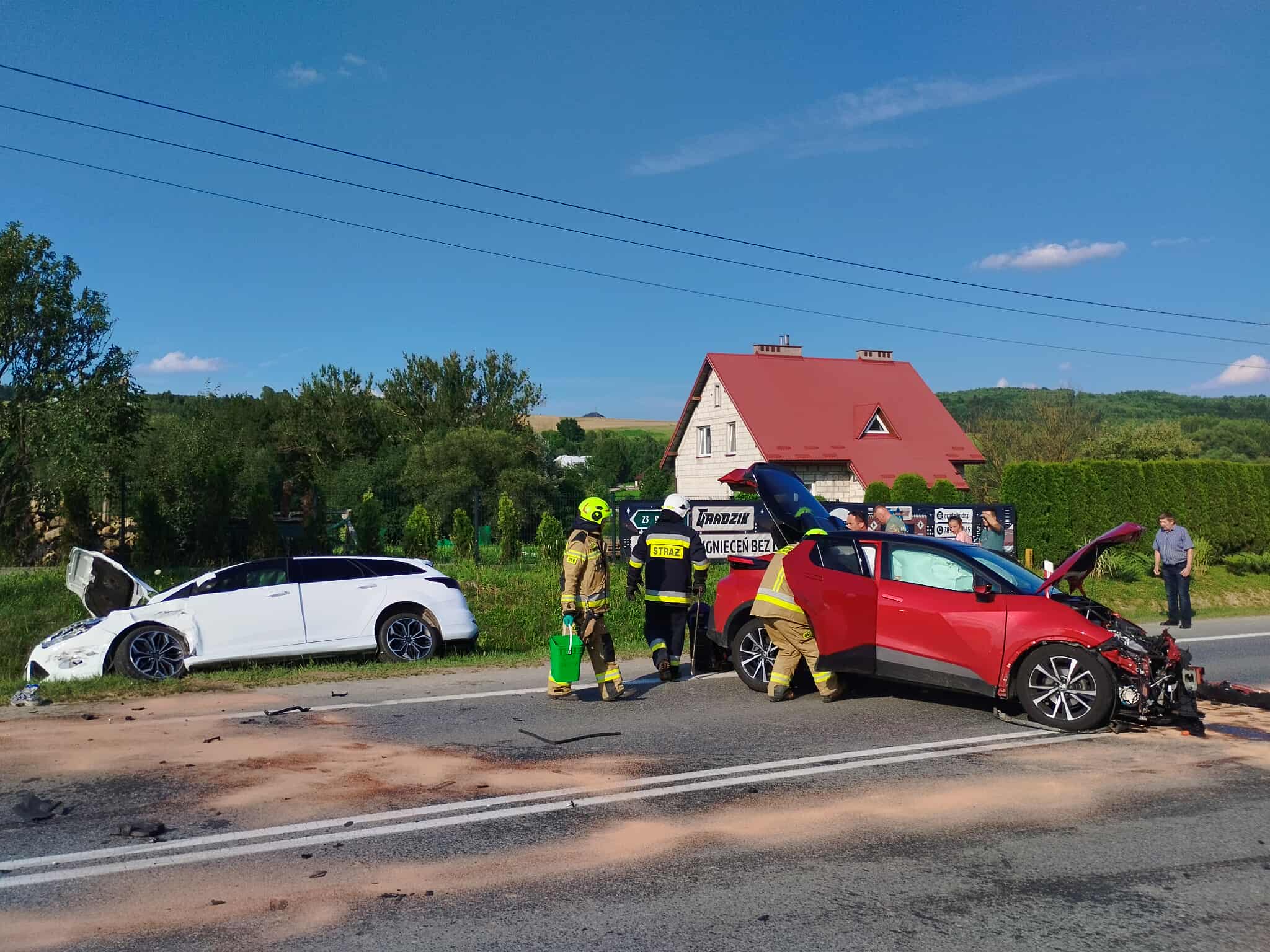 Czołowe zderzenie się dwóch osobówek. Droga nr 19 w Połomi zablokowana [ZDJĘCIA]