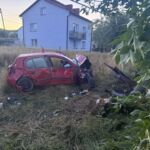 Samochód uderzył w drzewo, dwie osoby ranne [ZDJĘCIA] - Polskie Radio Rzeszów