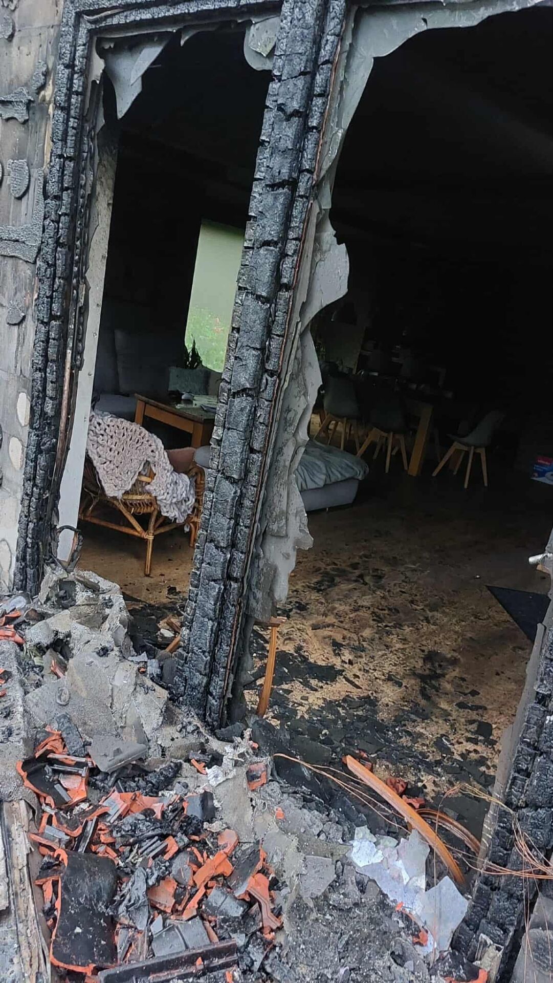 Pożar domu w Niegłowicach. Strażacy kilka godzin walczyli z ogniem - Polskie Radio Rzeszów