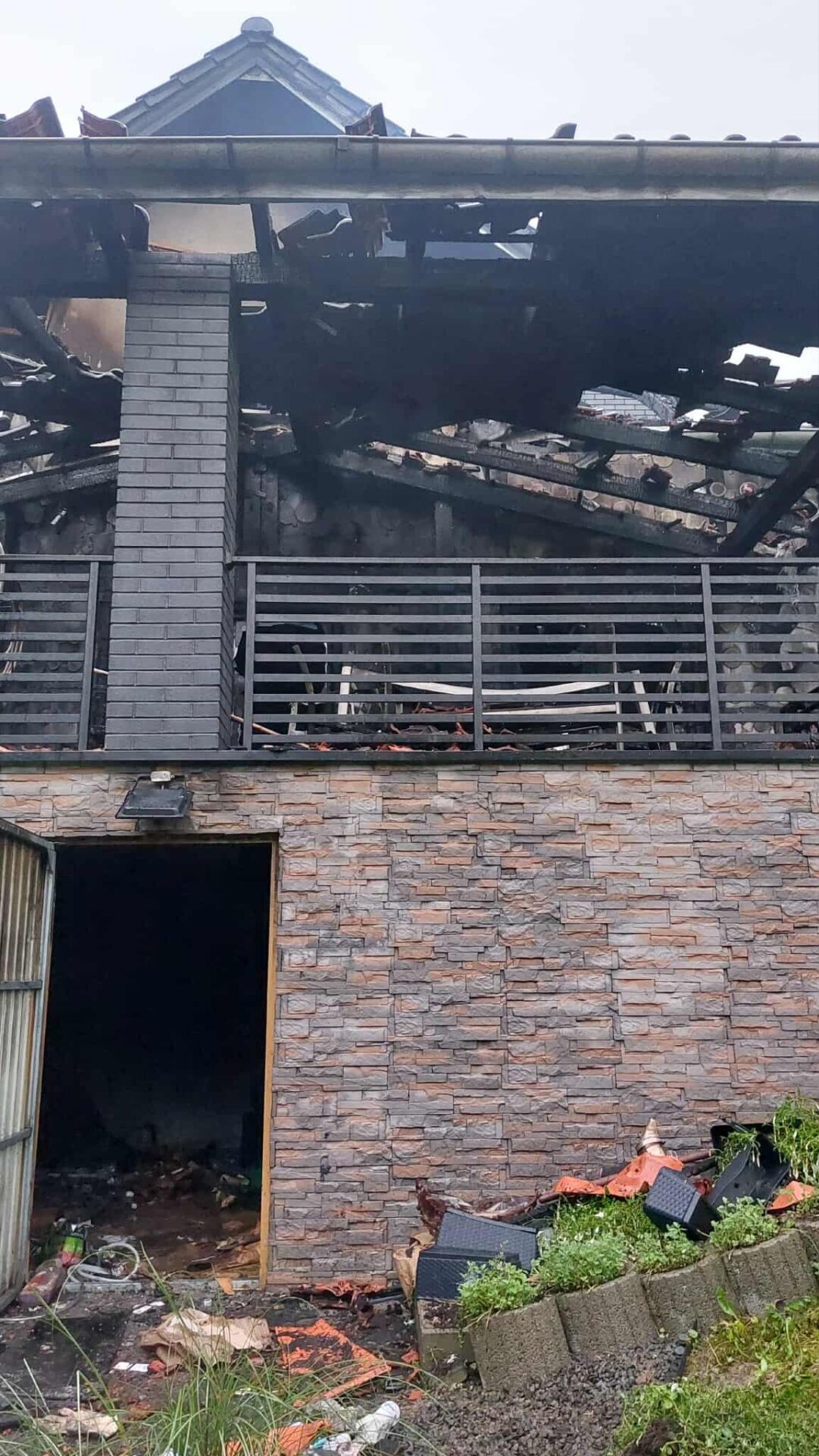 Pożar domu w Niegłowicach. Strażacy kilka godzin walczyli z ogniem - Polskie Radio Rzeszów