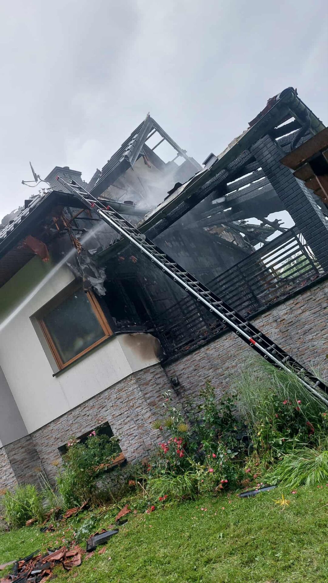 Pożar domu w Niegłowicach. Strażacy kilka godzin walczyli z ogniem - Polskie Radio Rzeszów