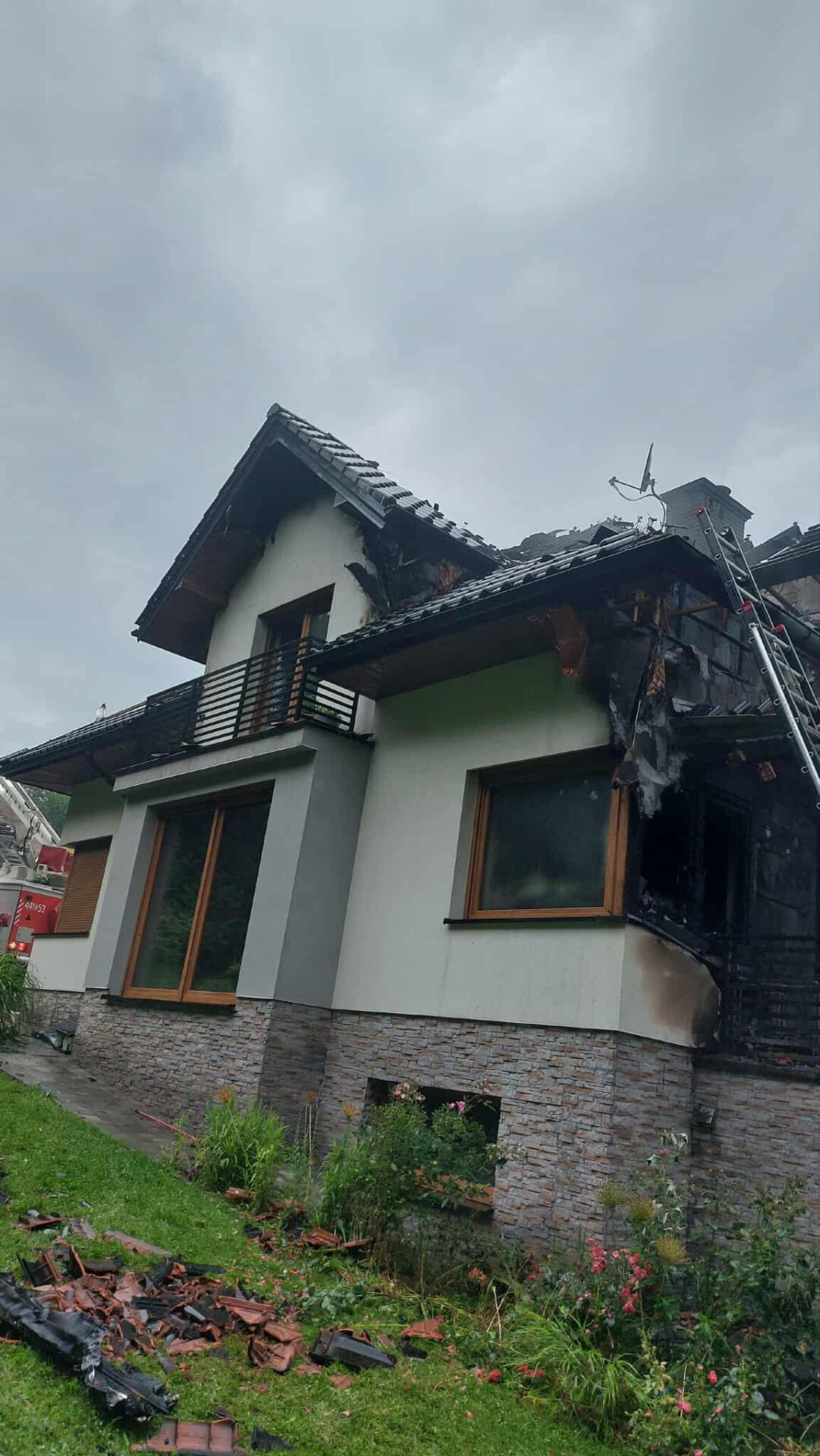 Pożar domu w Niegłowicach. Strażacy kilka godzin walczyli z ogniem - Polskie Radio Rzeszów