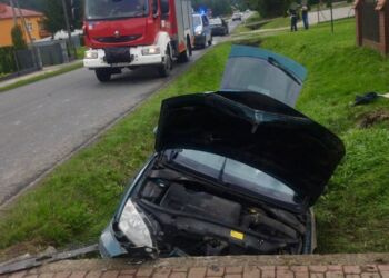 41-latek zasnął za kierownicą i uderzył w przepust. Samochodem podróżowała pięcioosobowa rodzina