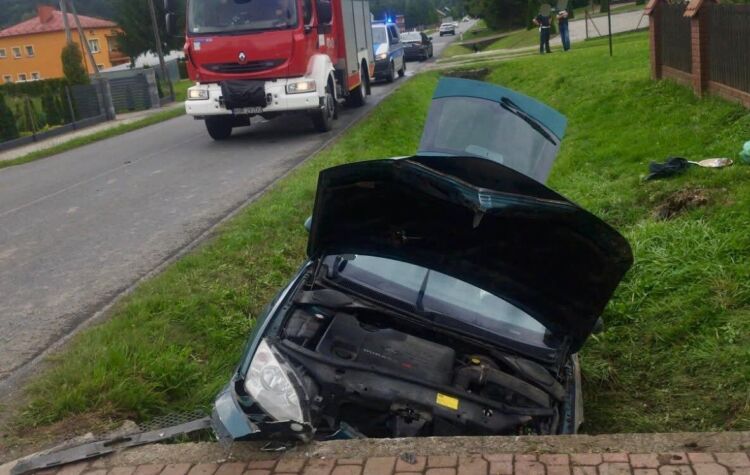 41-latek zasnął za kierownicą i uderzył w przepust. Samochodem podróżowała pięcioosobowa rodzina