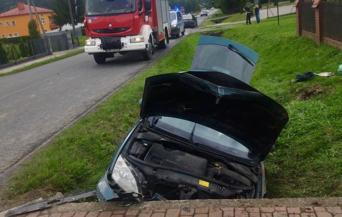 41-latek zasnął za kierownicą i uderzył w przepust. Samochodem podróżowała pięcioosobowa rodzina