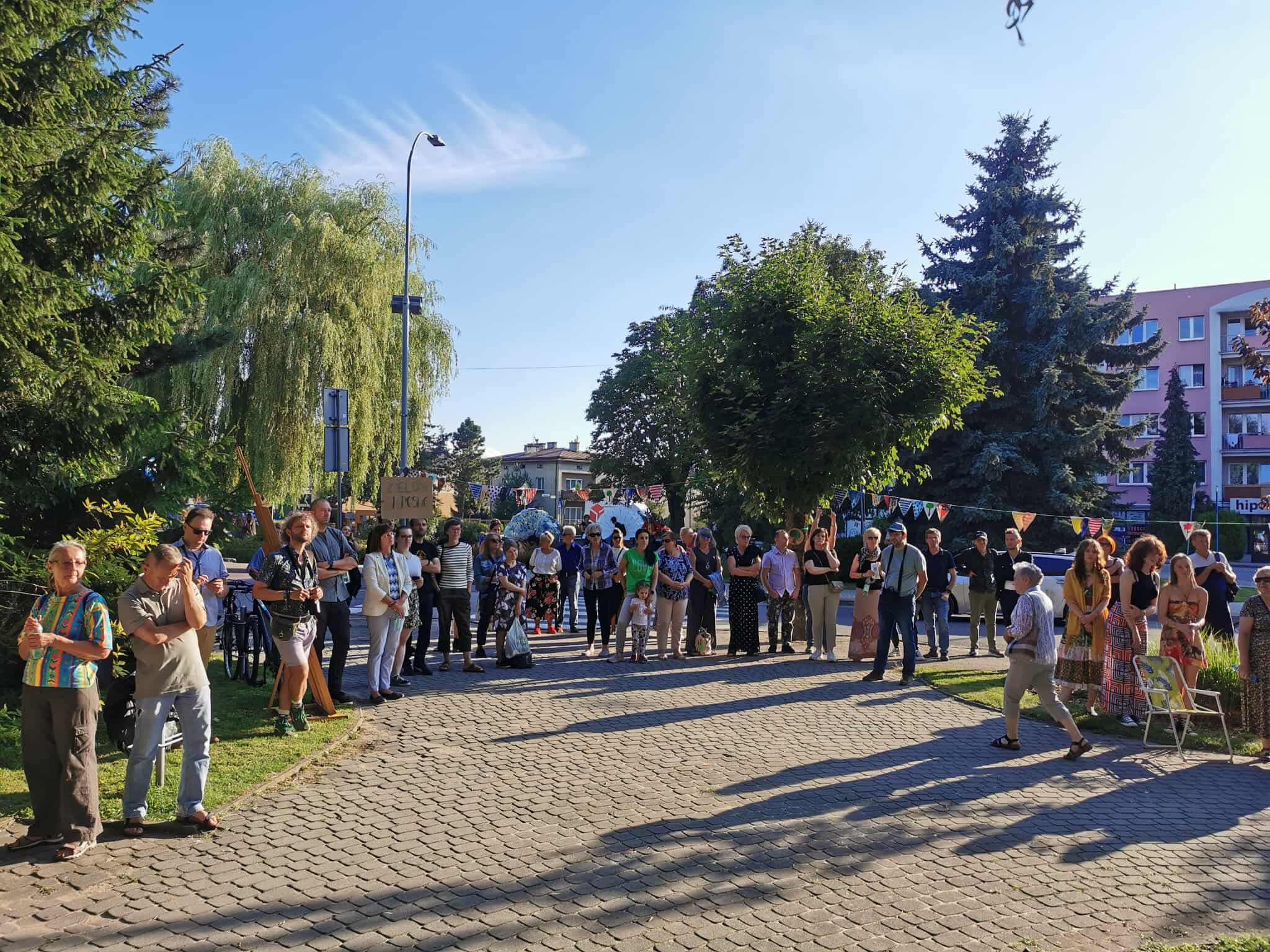 Mieszkańcy chcą ocalić wiązy. Protest w Krośnie przeciwko wycince drzew 2 - Polskie Radio Rzeszów Mieszkańcy chcą ocalić wiązy. Protest w Krośnie przeciwko wycince drzew - Polskie Radio Rzeszów