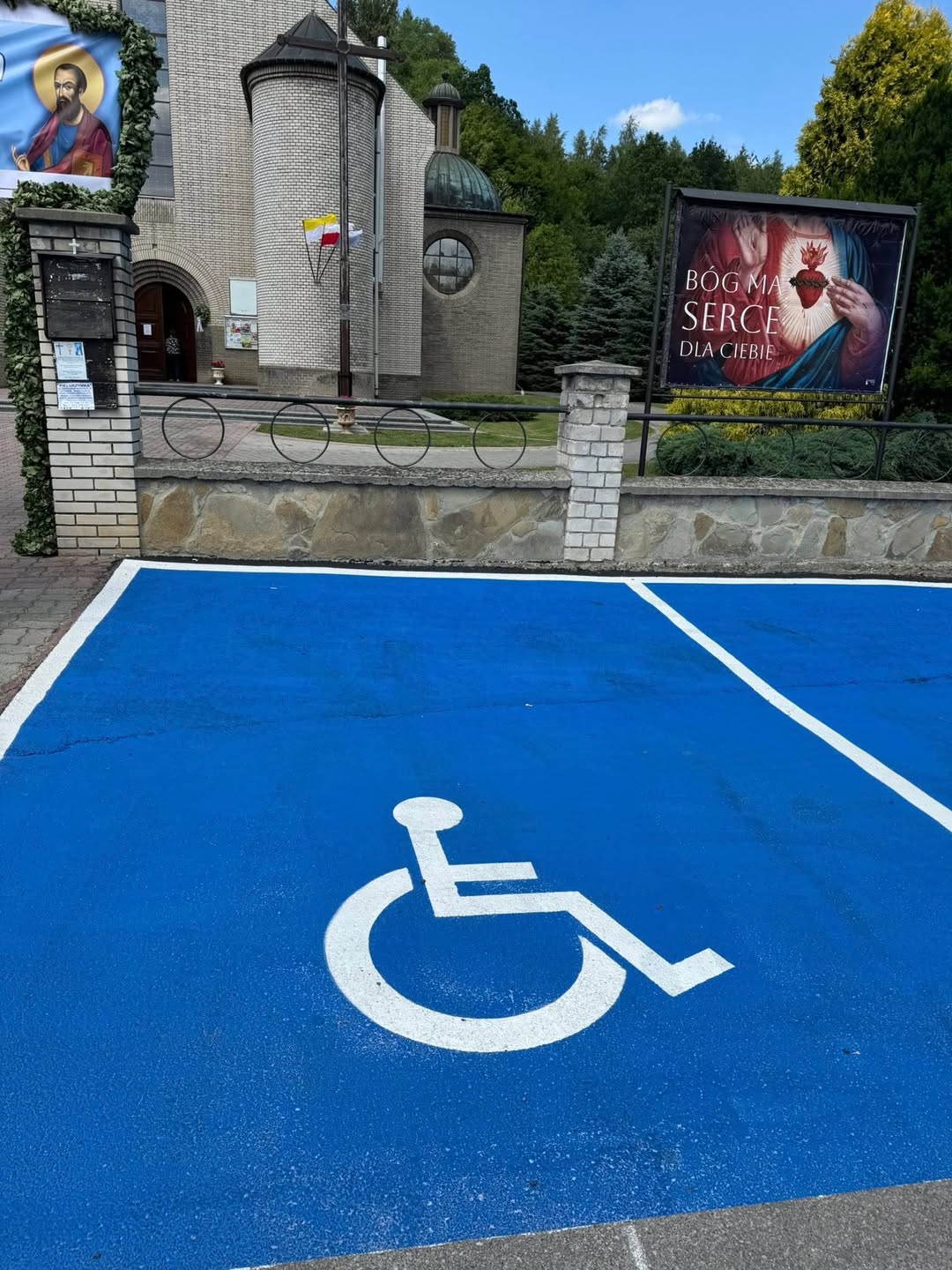 Nowe miejsca parkingowe dla osób z niepełnosprawnościami - Polskie Radio Rzeszów