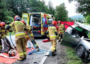 Groźny wypadek w Hoszowie. Dwie osoby ranne