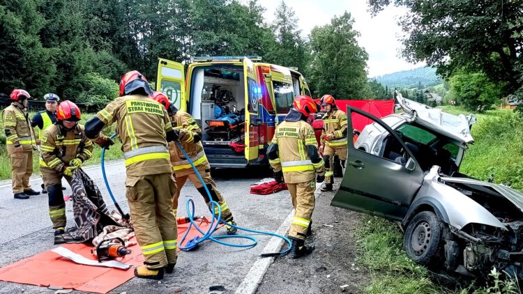 Groźny wypadek w Hoszowie. Dwie osoby ranne