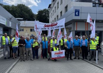 Pokojowa pikieta związkowców z NSZZ Solidarność w obronie zwalnianych pracowników