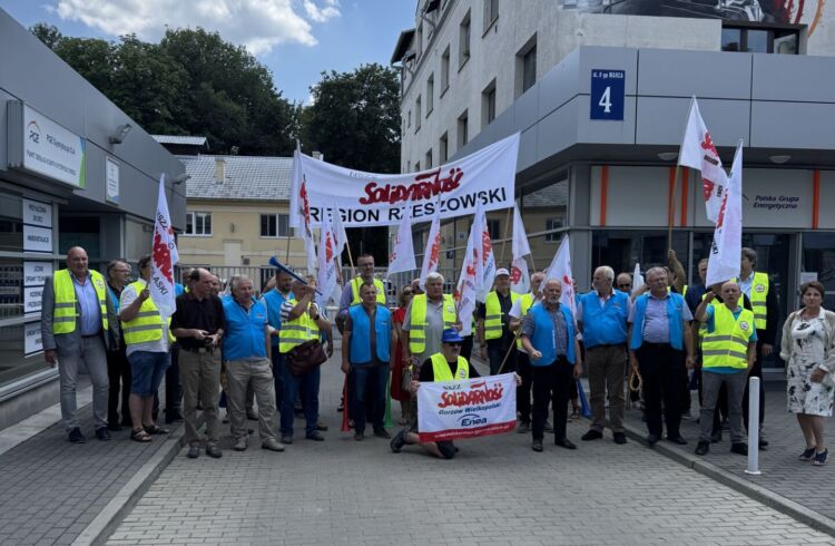 Pokojowa pikieta związkowców z NSZZ Solidarność w obronie zwalnianych pracowników