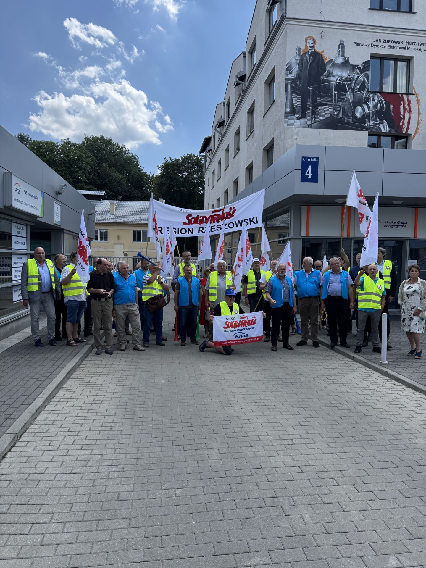 Pokojowa pikieta związkowców z NSZZ Solidarność w obronie zwalnianych pracowników - Polskie Radio Rzeszów