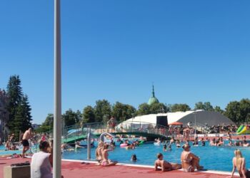Rzeszowianie uciekają przed upałami na basen odkryty ROSiR