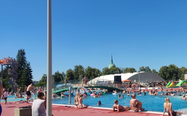 Rzeszowianie uciekają przed upałami na basen odkryty ROSiR 1 - Polskie Radio Rzeszów Rzeszowianie uciekają przed upałami na basen odkryty ROSiR