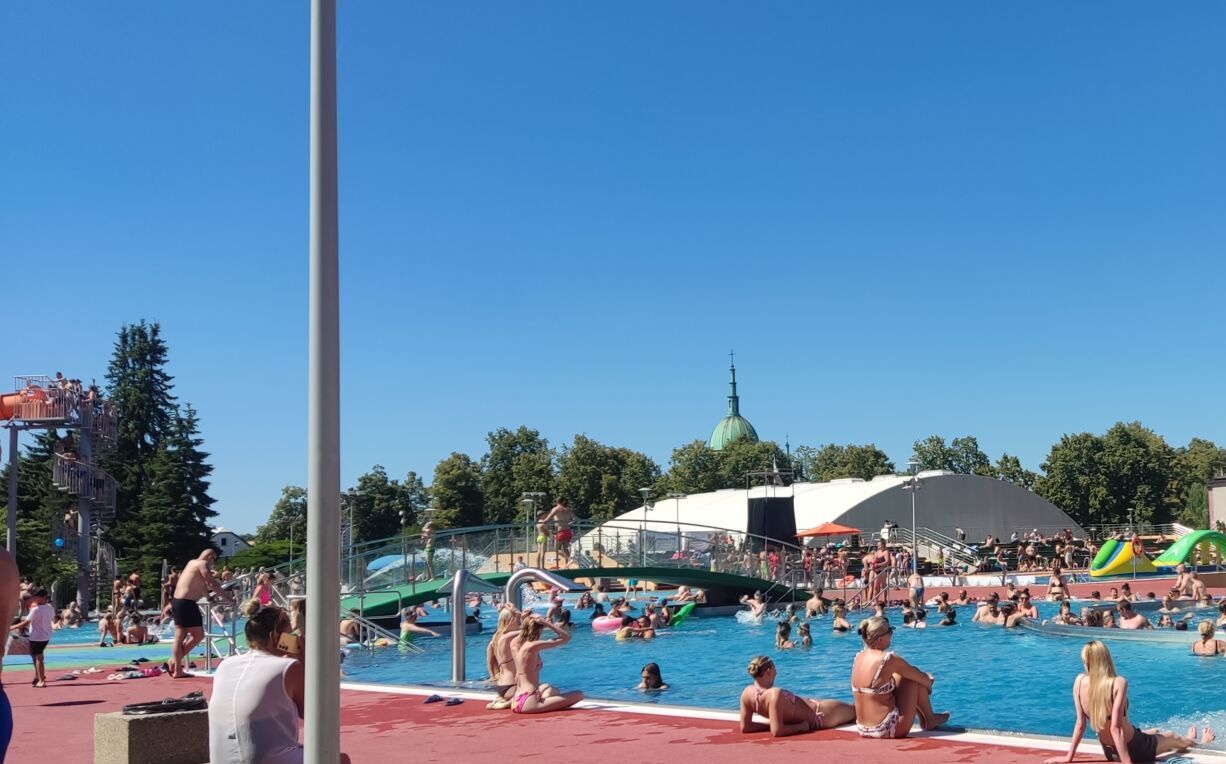 Rzeszowianie uciekają przed upałami na basen odkryty ROSiR 6 - Polskie Radio Rzeszów Rzeszowianie uciekają przed upałami na basen odkryty ROSiR