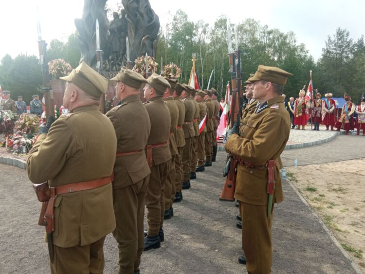 Uroczystości we wsi Domostawa upamiętniające ofiary ludobójstwa na Wołyniu [ZDJĘCIA]