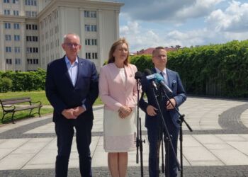 PiS zbiera podpisy pod wnioskiem o referendum ws. wypowiedzenia paktu migracyjnego