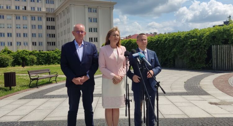 PiS zbiera podpisy pod wnioskiem o referendum ws. wypowiedzenia paktu migracyjnego 1 - Polskie Radio Rzeszów PiS zbiera podpisy pod wnioskiem o referendum ws. wypowiedzenia paktu migracyjnego