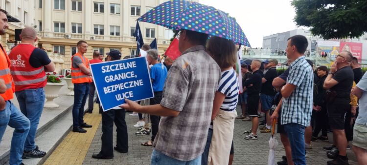 Pikieta w Rzeszowie przeciwko nielegalnej imigracji [ZDJĘCIA]