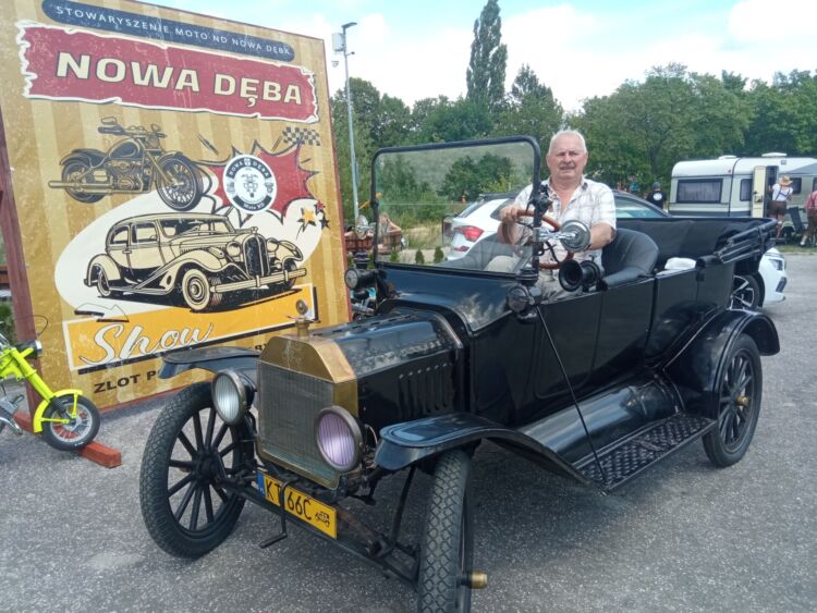 Retro Giełda w Nowej Dębie. Ponad 400 zabytkowych pojazdów z całej Polski [ZDJĘCIA]