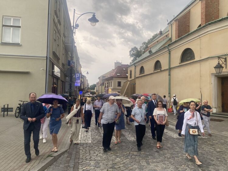Marsz Pamięci w Rzeszowie: hołd dla żydowskich ofiar Zagłady z okazji 83. rocznicy deportacji
