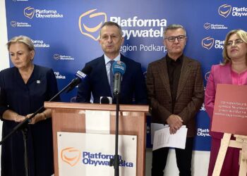 Kontrowersje wokół finansowania CPAC Poland. KO zarzuca nadużycie, zarząd województwa odpowiada