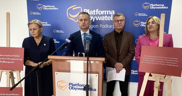 Kontrowersje wokół finansowania CPAC Poland. KO zarzuca nadużycie, zarząd województwa odpowiada