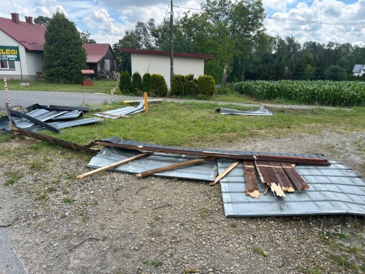 Wypłacono już 440 tys. zł dla osób poszkodowanych podczas ostatnich burz 1 - Polskie Radio Rzeszów Wypłacono już 440 tys. zł dla osób poszkodowanych podczas ostatnich burz