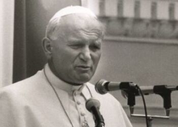 Oratorium ku czci Jana Pawła II na wzgórzu klasztornym w Zagórzu