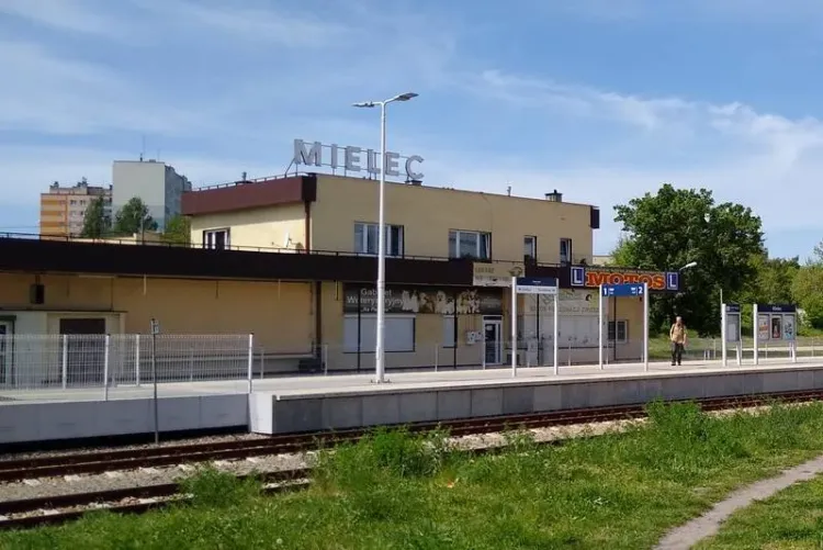 Modernizacja dworców kolejowych w Mielcu i Nisku. PKP rusza z inwestycjami 1 - Polskie Radio Rzeszów Modernizacja dworców kolejowych w Mielcu i Nisku. PKP rusza z inwestycjami