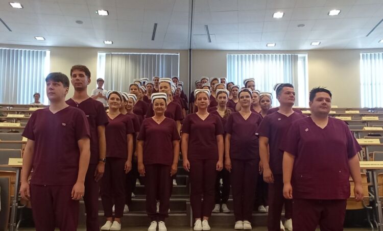 Nowe pokolenie pielęgniarek i pielęgniarzy. Czepkowanie w Tarnobrzegu 1 - Polskie Radio Rzeszów Nowe pokolenie pielęgniarek i pielęgniarzy. Czepkowanie w Tarnobrzegu