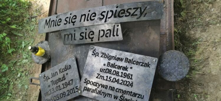 Stalowe drzwi od retorty zamiast płyty. Wyjątkowy nagrobek bieszczadzkiego wypalacza